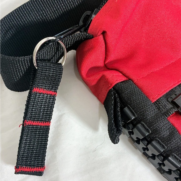 Very unique red nylon bag with huge working zipper accents - Picture 7 of 15